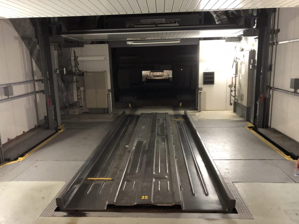 完全屋内の機械式駐車場